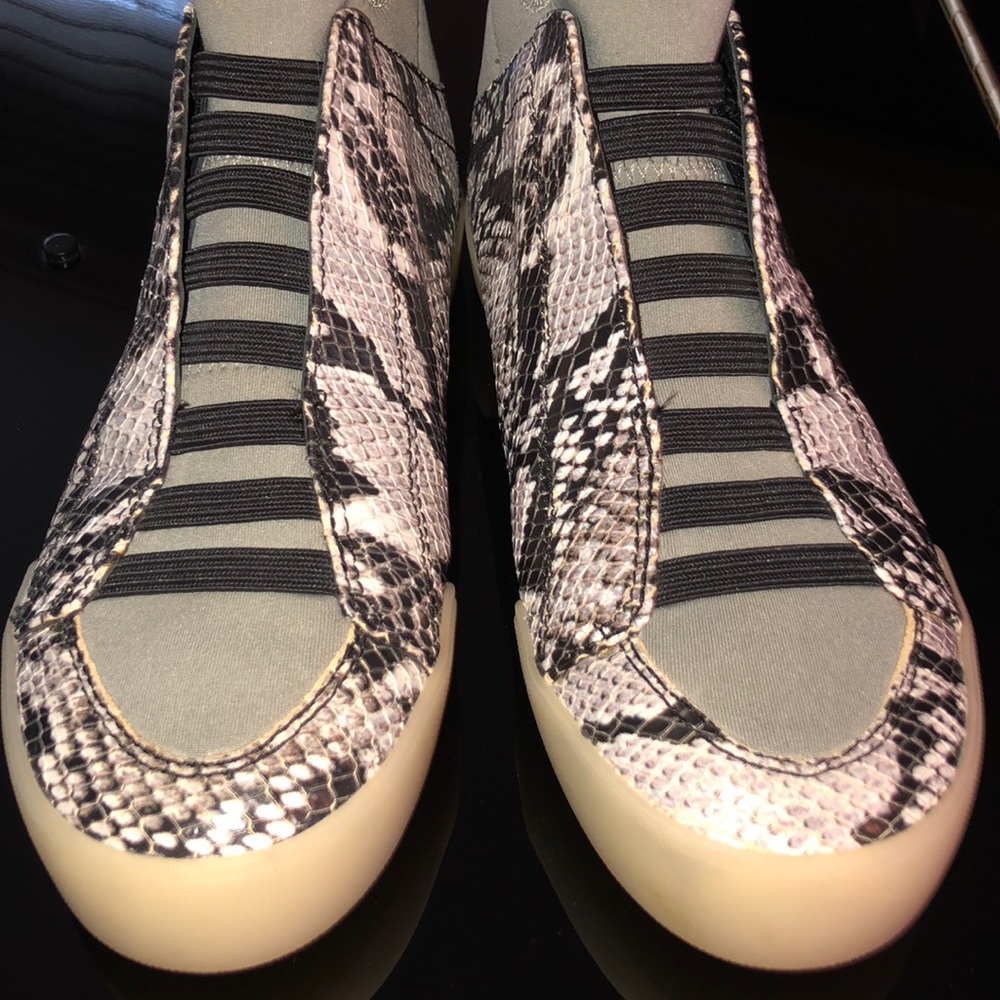 Low top fashion sneakers
